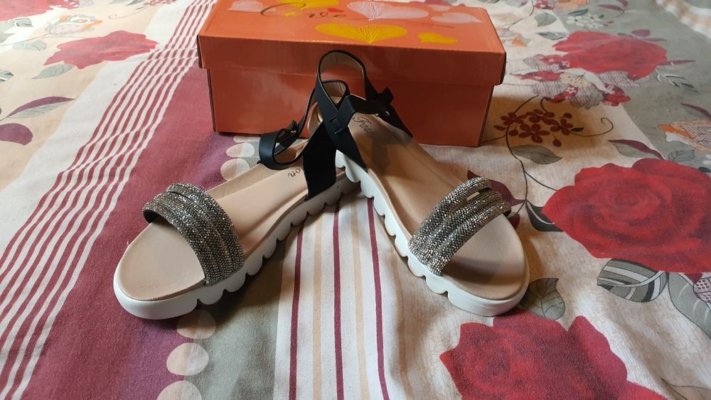 Черни сандали със сребристо
