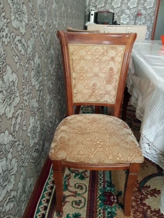 Стол и стульями срочно продам