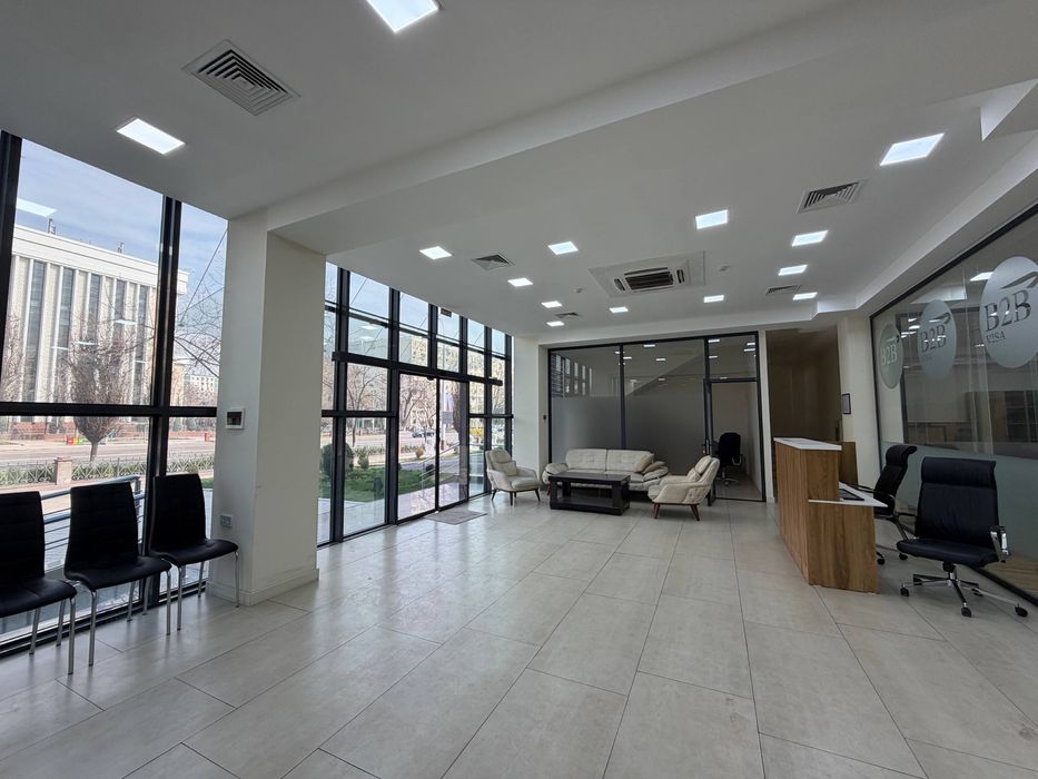 Срочно аренда офис Учебный центр Showroom с мебелью метро Айбек