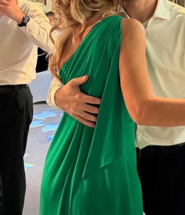 Зелена официална рокля.Еластична,двойно подплатена със лек шлеиф.Марка LAUREN.обличана само веднъж.