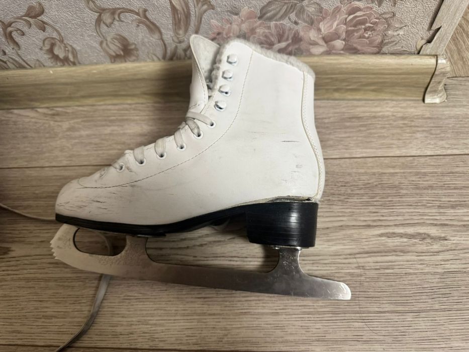 Коньки  продам нужен ремонт