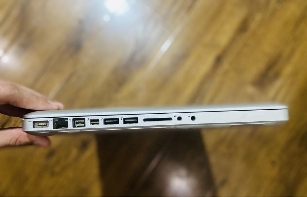 MacBook Pro (15.4 - inch, Late 2011)