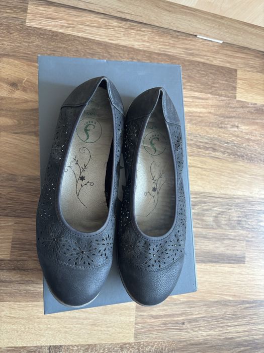 Продавам пролетни обувки