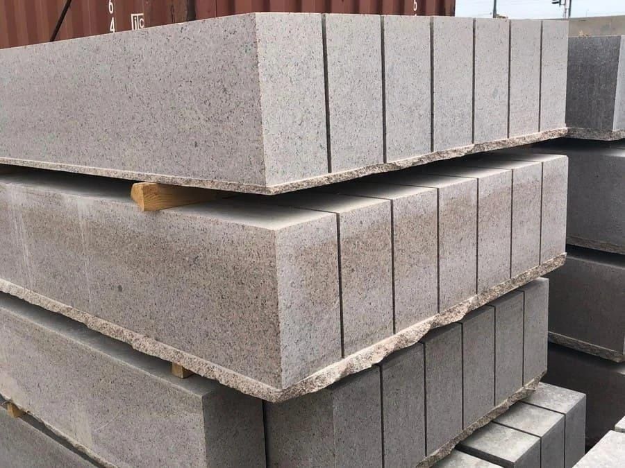 Гранитный бордюр и поребрик.