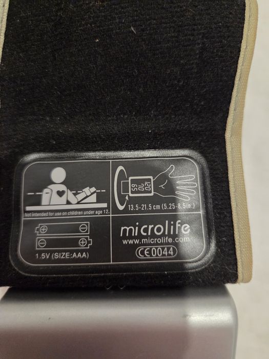 Tensiometru electronic încheietură Microlife, funcțional, manșetă necesită reparație