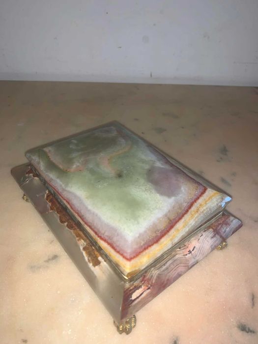 Caseta de bijuteri din piatra onix