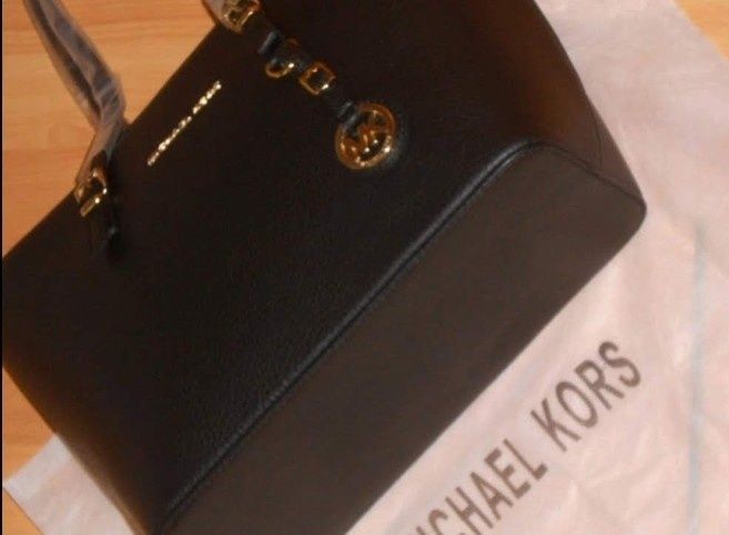 Geanta Michael Kors classic, logo metalic auriu, saculet, etichetă