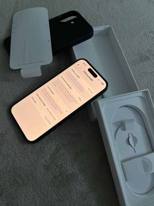 Iphone 16 Black 128 GB, 6 cicluri incarcare , are husa si folie