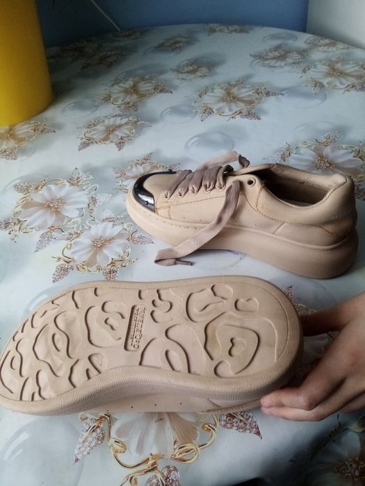 Кроссовки женские