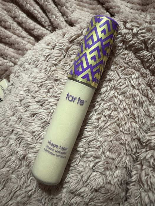 Фондьотен huda beauty и коректор tarte