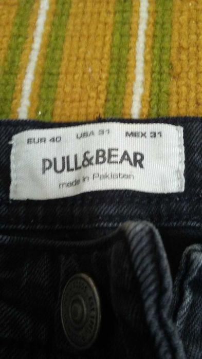 Vand doua perechi de blugi aproape noi