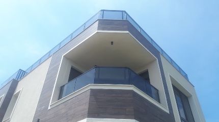 Алуминиеви парапети със стъкло