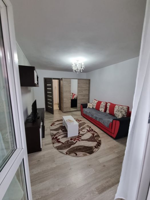 Închiriez apartament cu 2 camere