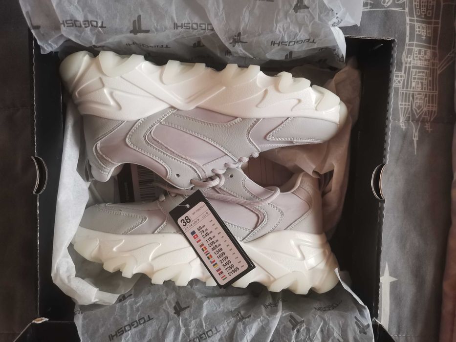 Продавам нови сникърси