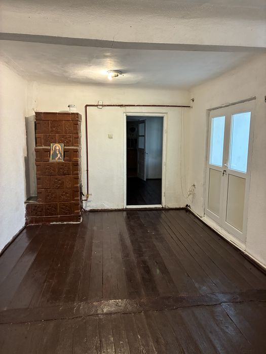 Casă de vanzare la curte