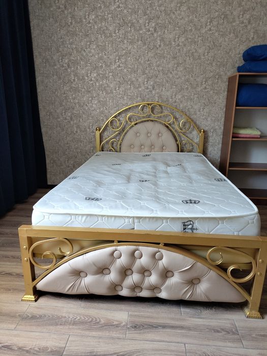 Кровать с матрасом