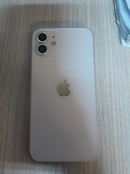 Vand Iphone 12 alb in stare foarte buna