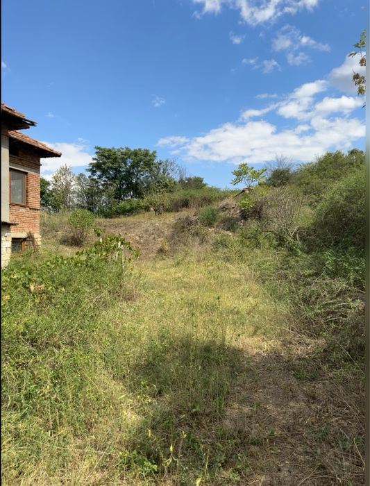 Продавам къща с двор