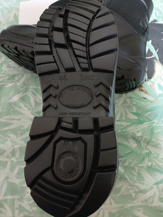 Чисто нови черни боти