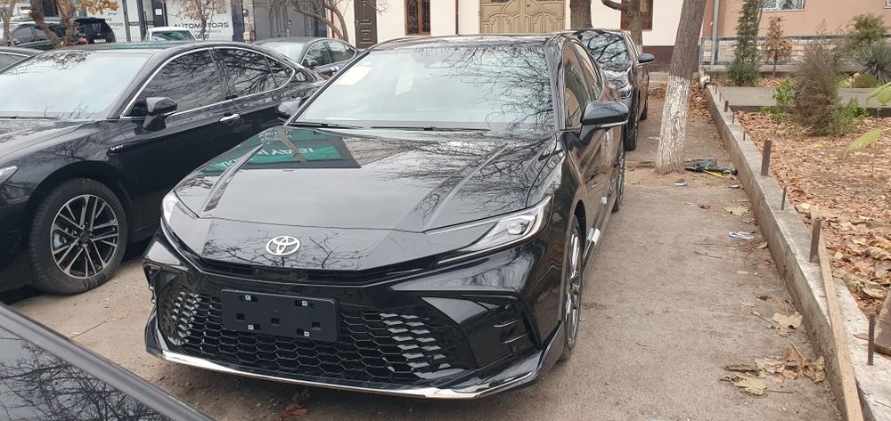 TOYOTA Camry. Gibrid 2.0L mator. Yili 2025. Yurgani 8. Narxi 46500