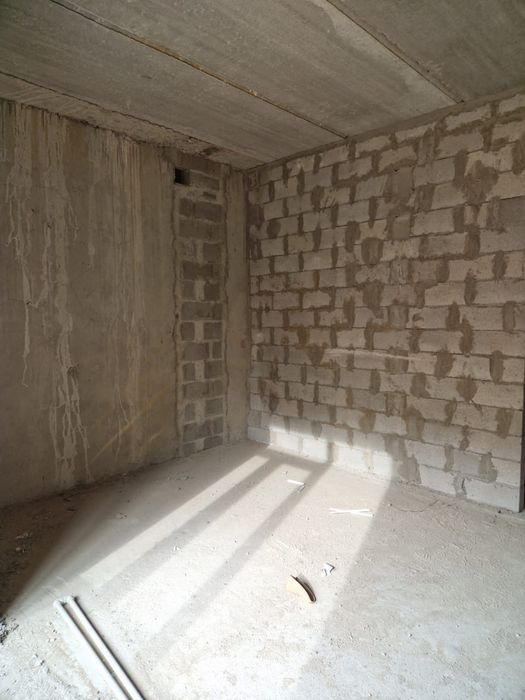 Черновой 5 бөлмелі кең пәтер сатылады.