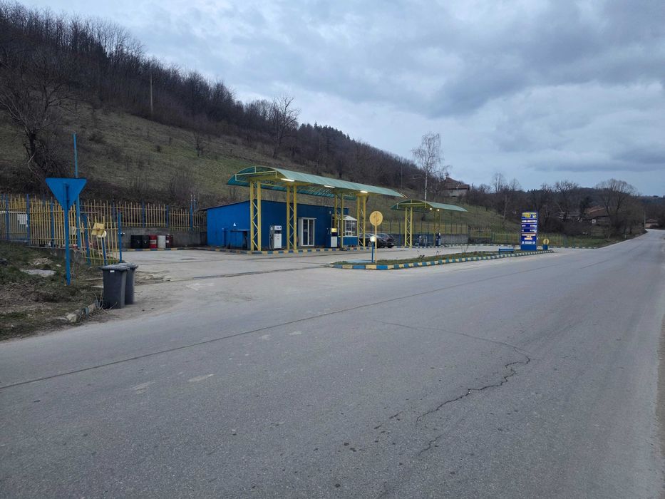 Работеща бензиностанция с газстанция и автомивка