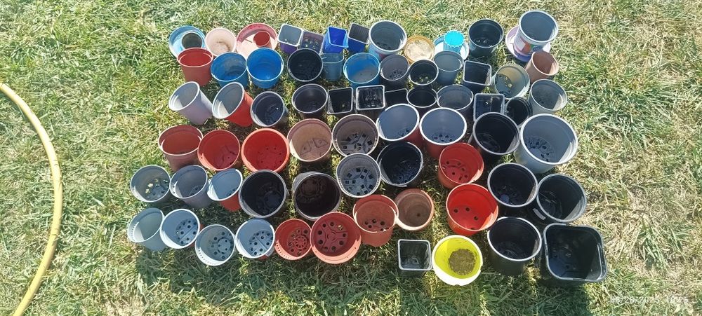 Продавам 90 бр. пластмасови саксии различни размери.