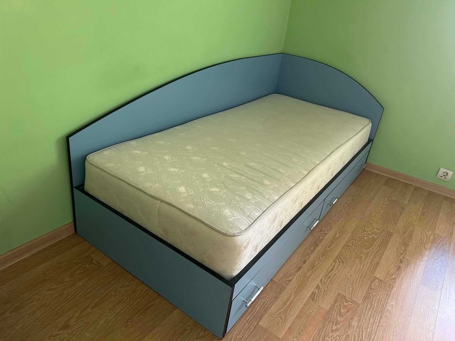 Продавам единично легло в комплект с матрак