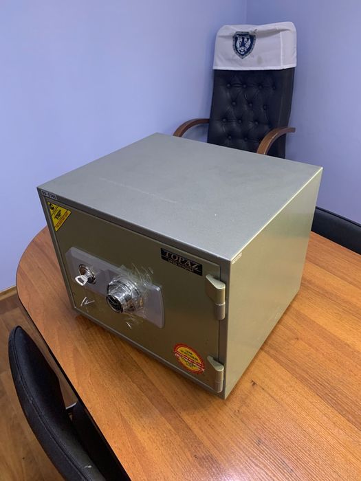 Продам сейф малогабаритный " топаз".