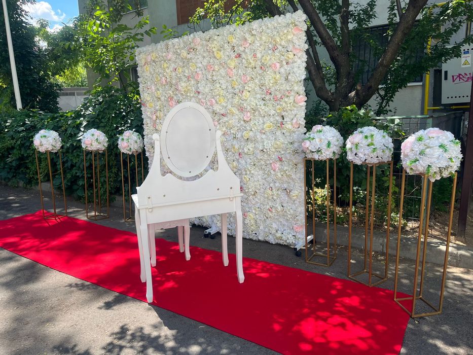 Inchiriez bust panou masuta cu oglinda