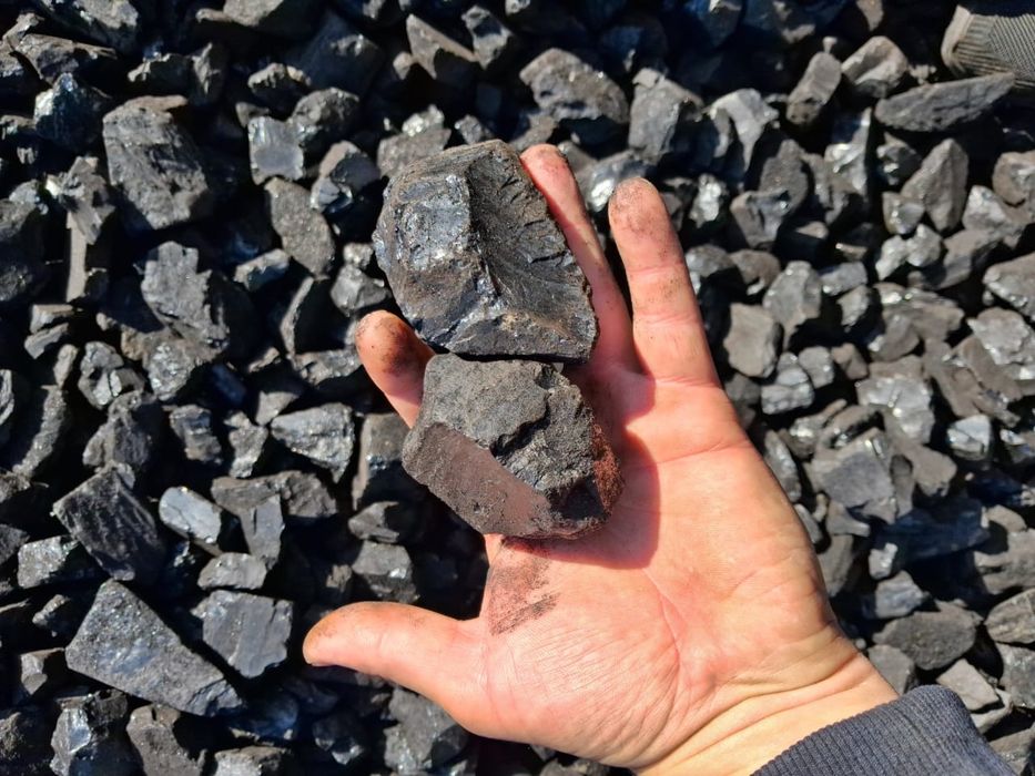 Отличный блестящий отборный уголь