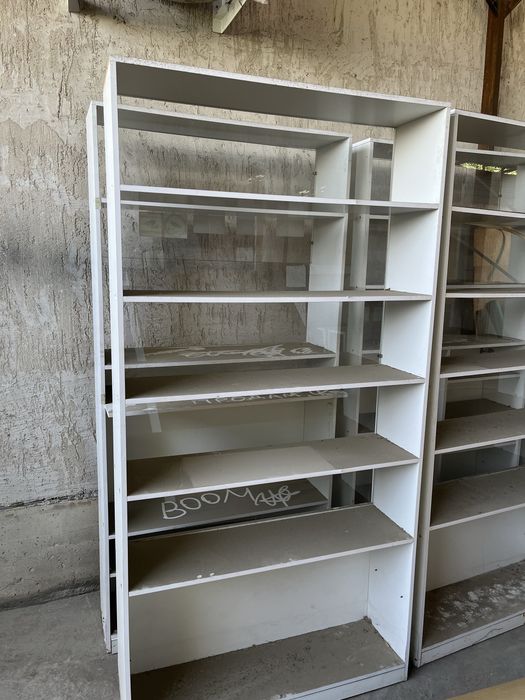 аптечные полки и магазинные