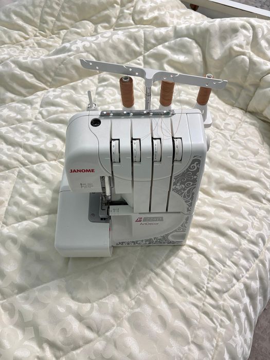 Продаю оверлок Janome ArtDecor 724d