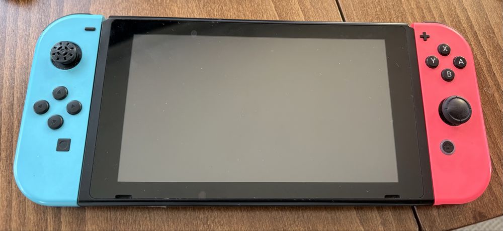 Nintendo Switch: конзола + 1 контролер + док + калъф + 4 игри