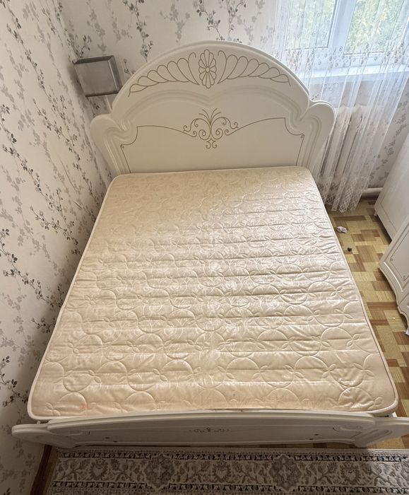 Продам 2х спальный кровать с матрасом