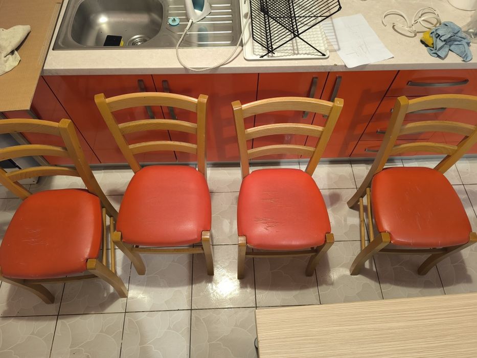 Vând masi și 4 scaune