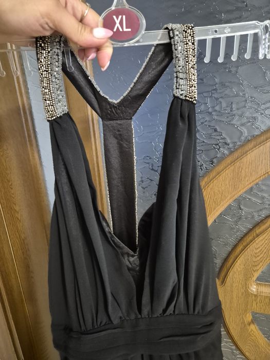 Rochie elegantă neagră pentru eveniment