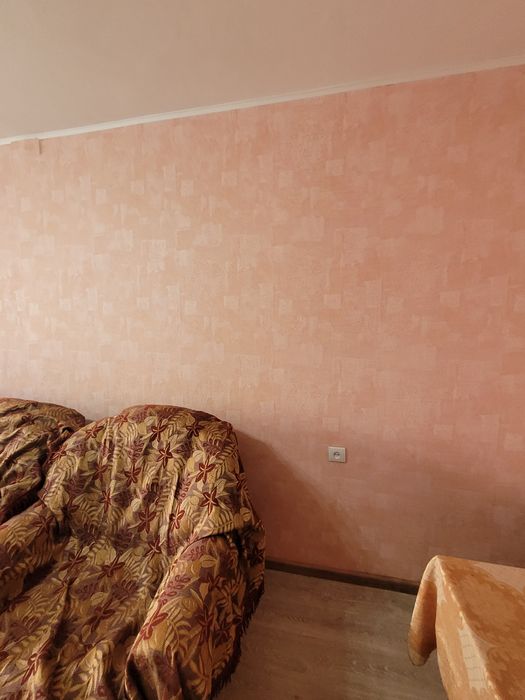 Продам 2 рулона виниловых обоев, плотные, можно под покраску