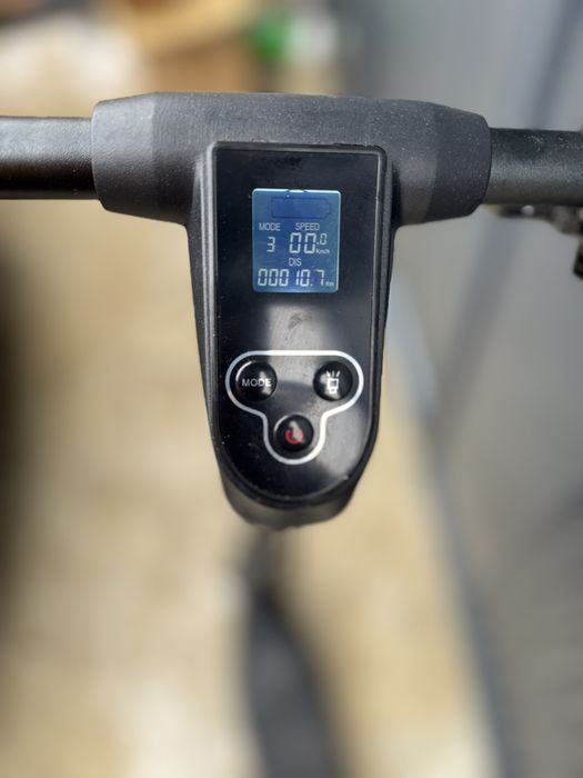 Trotineta electrica cu boxa bluetooth