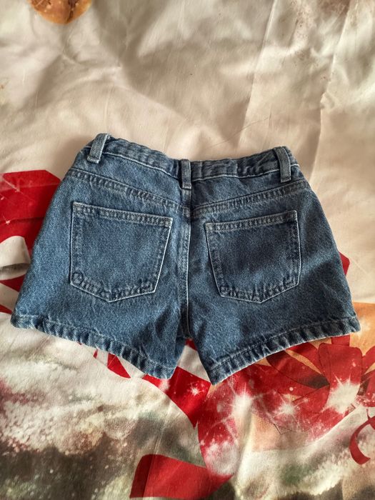 Продавам къси дънкови панталонки за момиченце