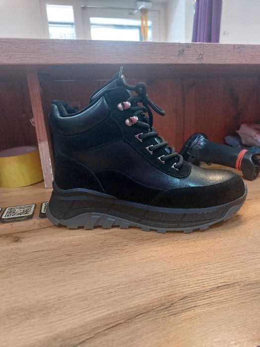 Продам кроссовки женские