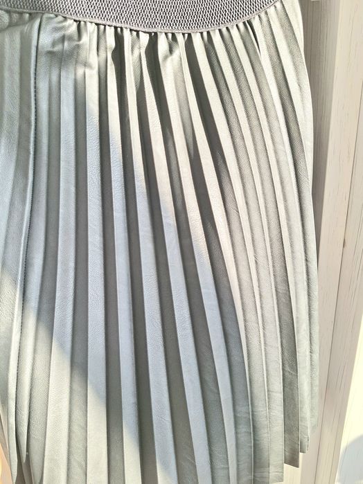 Fusta imitatie piele 40, plisata