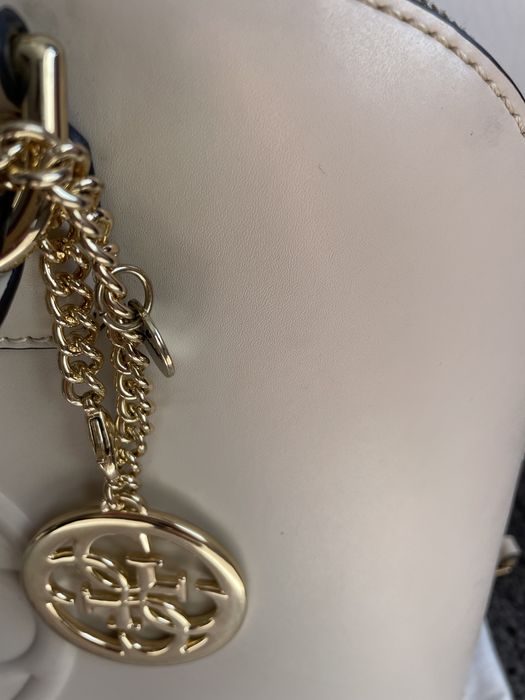 Бежова чанта Guess