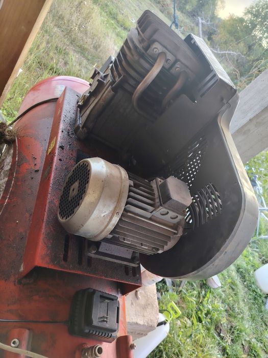Vând compresor 270 l