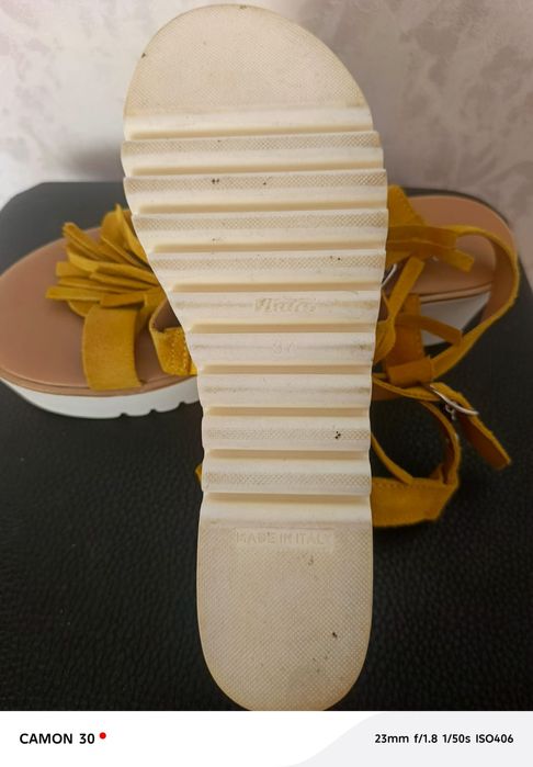 Женские сандалии