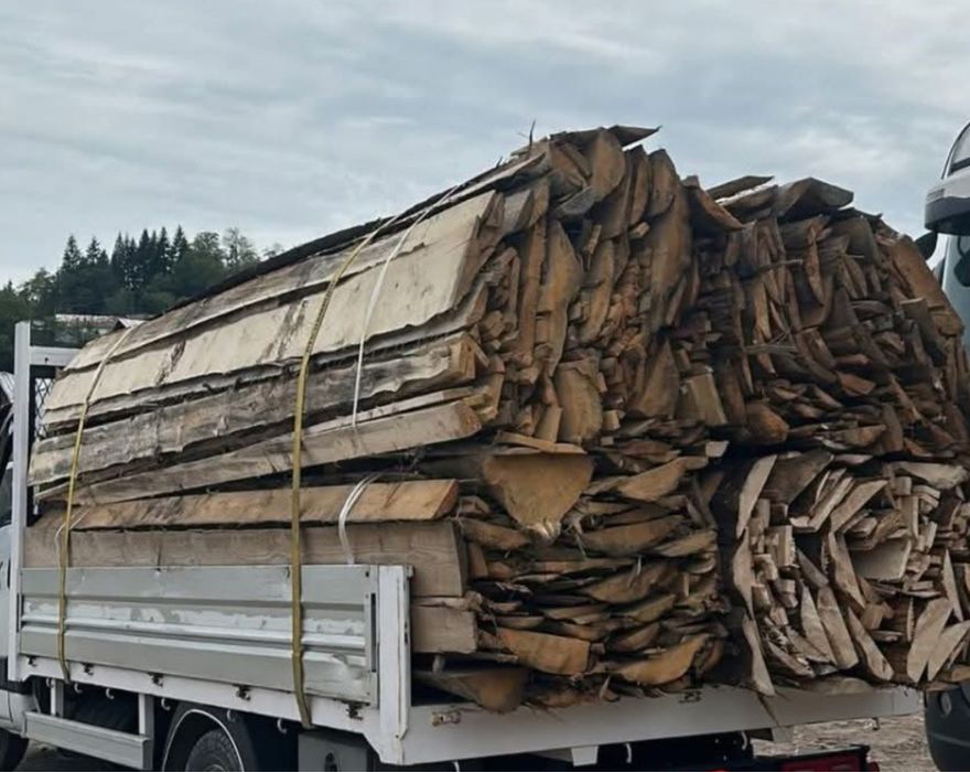 Paleți din resturi de lemn rășinos