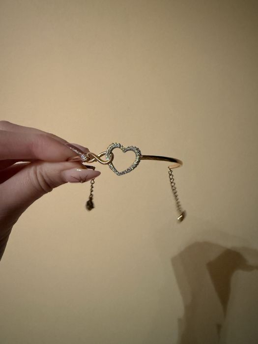 Златна гривна swarovski