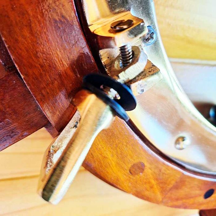 Луксозен стенен часовник с формата на рул, щурвел