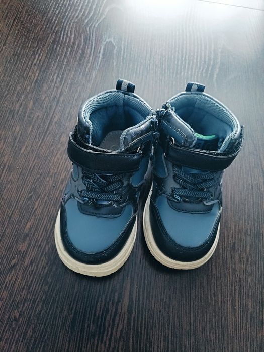 Продам ботинки на мальчика (демисезон)