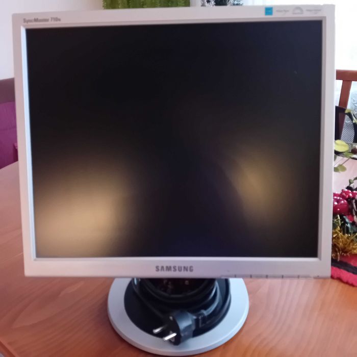 Продавам компютърен монитор Самсунг